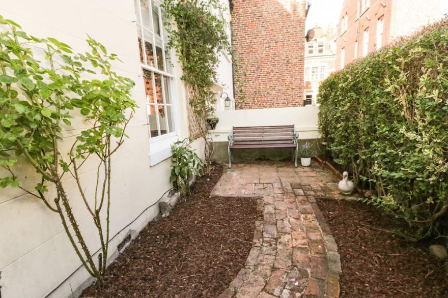 STEWART HOUSE, pet friendly, character holiday cottage in Whitby