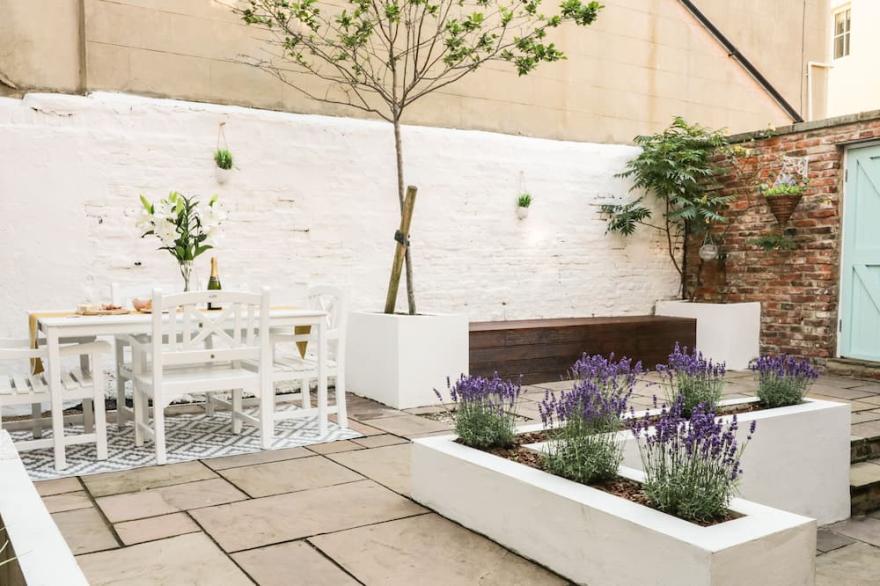 STEWART HOUSE, pet friendly, character holiday cottage in Whitby