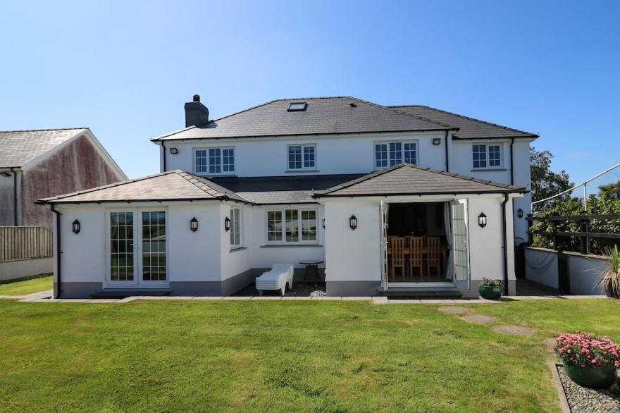 DECHRAU NEWYDD, family friendly, with open fire in Cardigan
