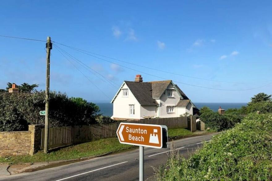 2 Bed First Floor Apartment minutes walk from Saunton Beach
