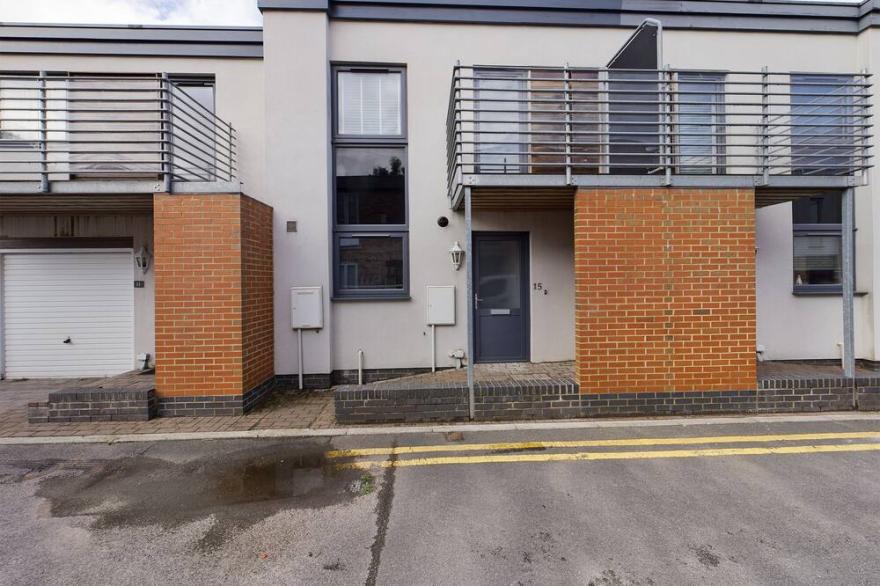 Hidden Gem | Free Parking | Wi -Fi | Courtyard