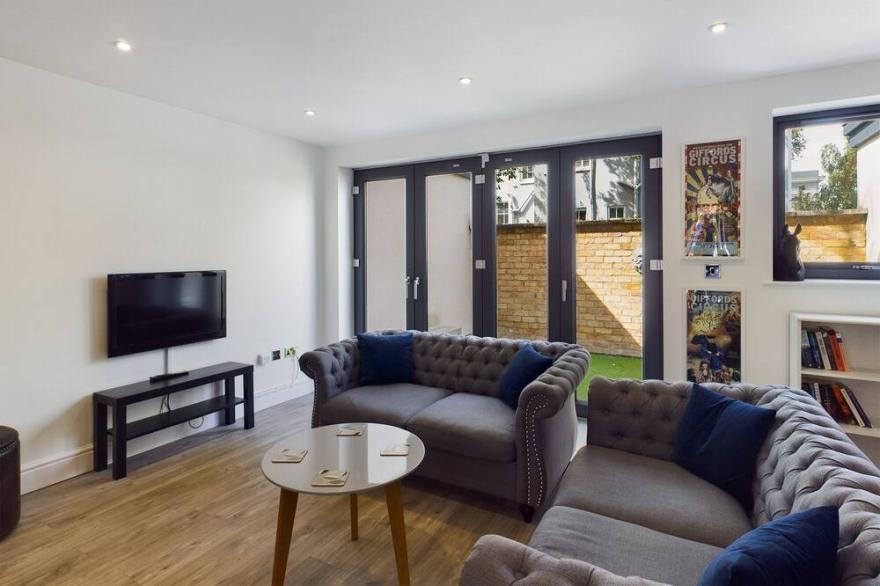 Hidden Gem | Free Parking | Wi -Fi | Courtyard