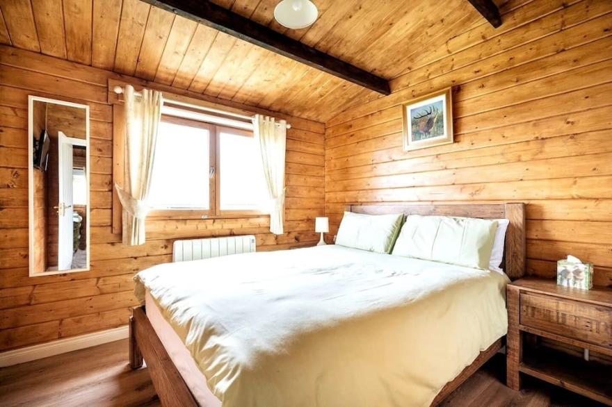 Private luxury log cabin with hot tub and stunning views!