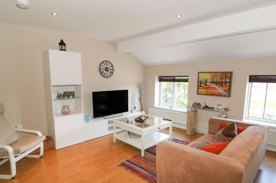 THE LOFT AT THE LAKE, romantic, with a garden in Littleborough