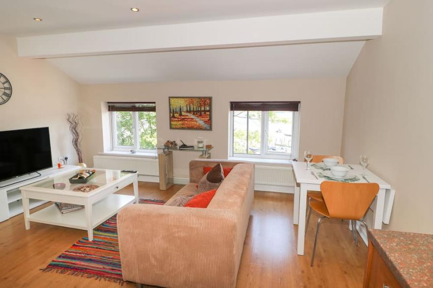 THE LOFT AT THE LAKE, romantic, with a garden in Littleborough