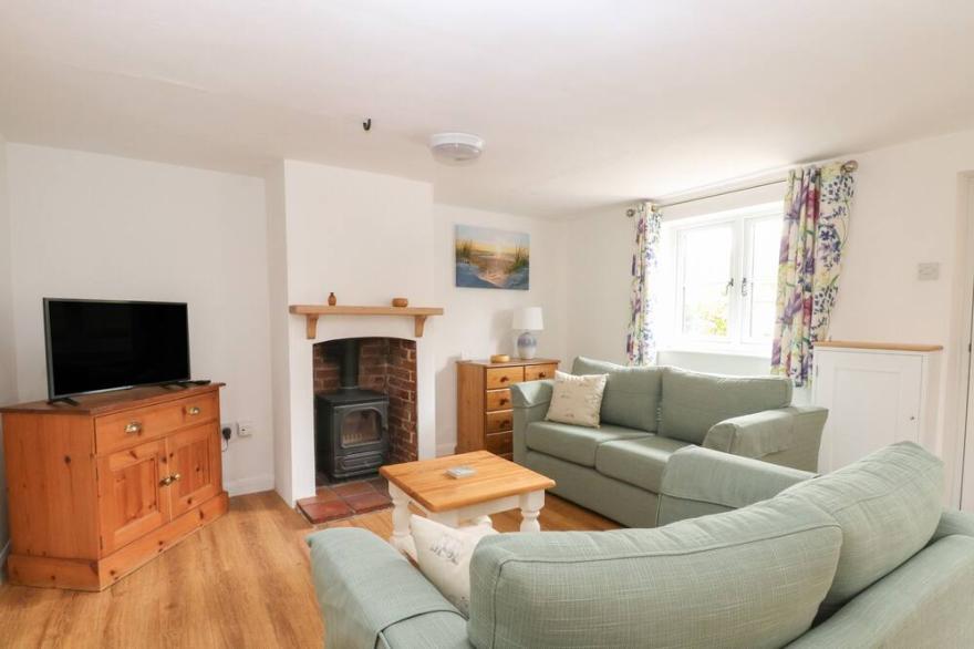 WALLFLOWER COTTAGE, pet friendly, with open fire in Stalham