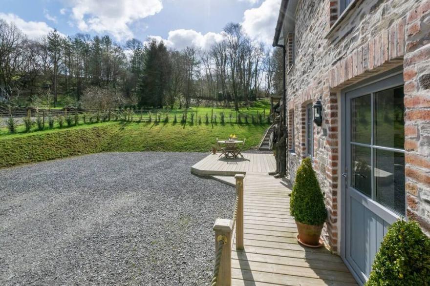 Wisteria Cottage - Bwthyn yr Ardd