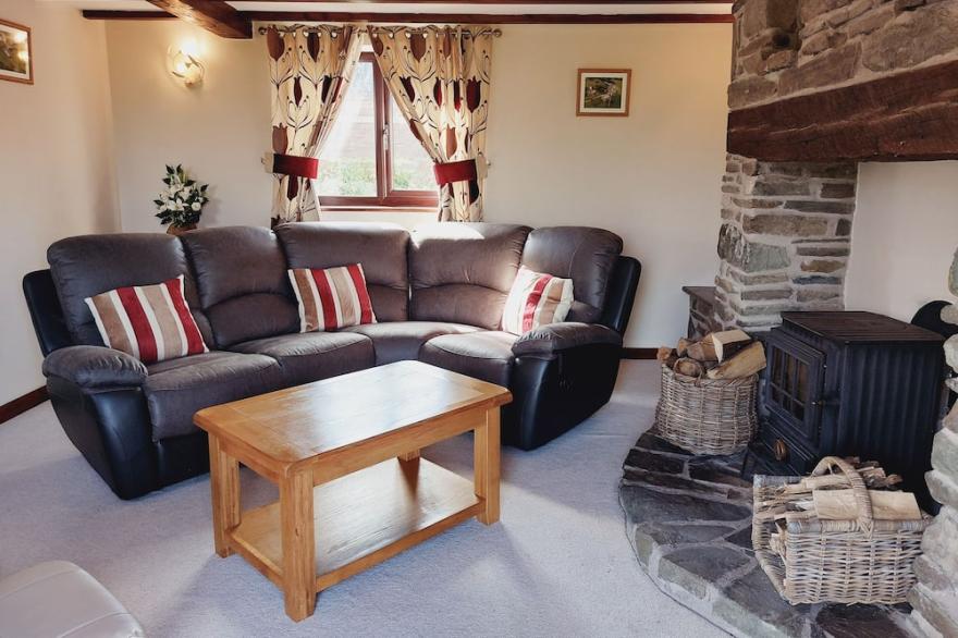 WAGGONERS COTTAGE, family friendly, with hot tub in Garthmyl