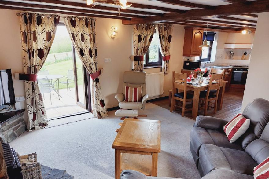 WAGGONERS COTTAGE, family friendly, with hot tub in Garthmyl