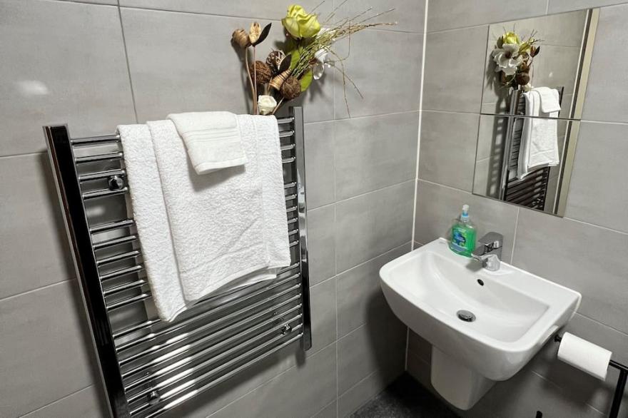Cosy 1 bedroom/relocation apartment free parking