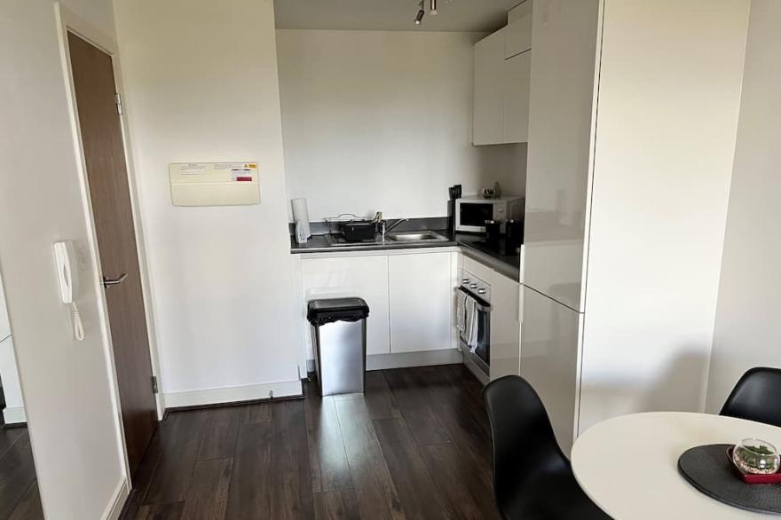 Cosy 1 bedroom/relocation apartment free parking