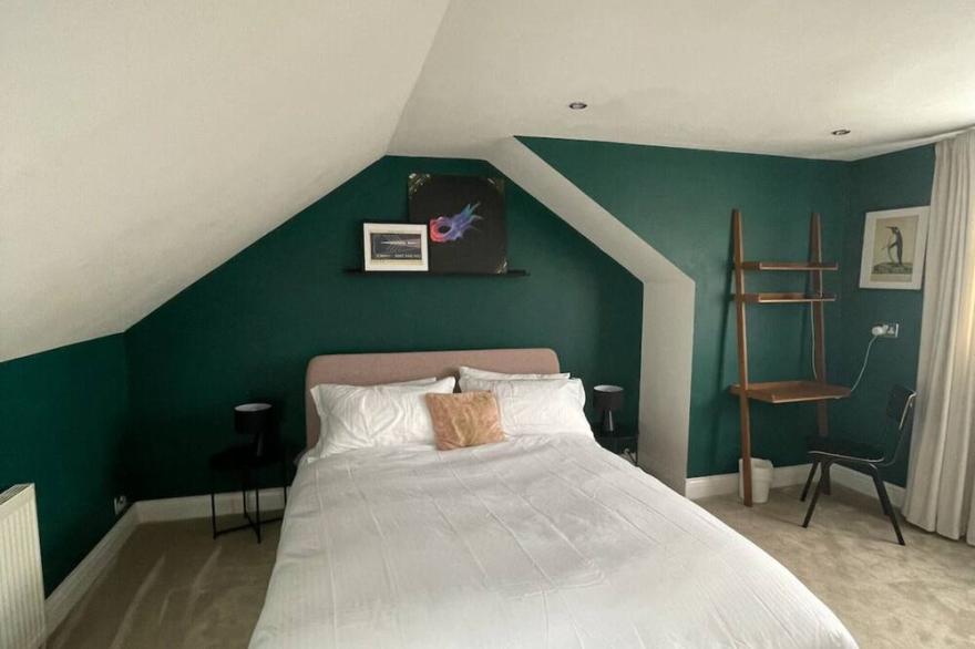 Stylish & Peaceful 2BD Flat - Near Wimbledon