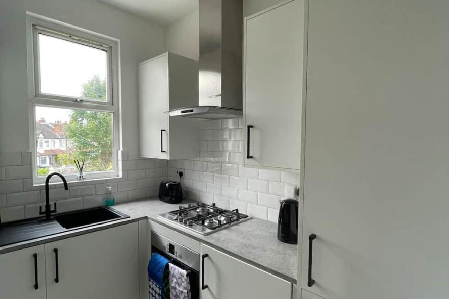 Stylish & Peaceful 2BD Flat - Near Wimbledon