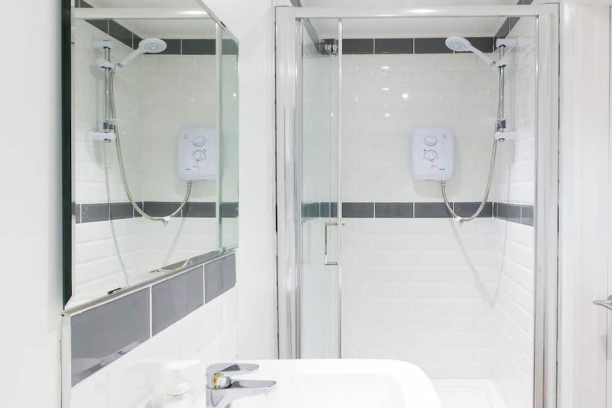 Beddoe Apartments 1 bedroom FF close to Airport, Rail and Motorway