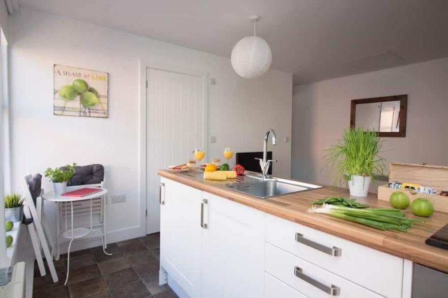 Beddoe Apartments 1 bedroom FF close to Airport, Rail and Motorway