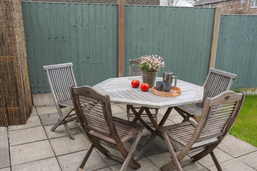 GLANFFRWD, pet friendly, with a garden in Pwllheli