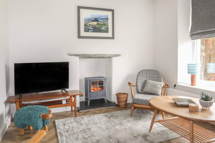 GLANFFRWD, pet friendly, with a garden in Pwllheli