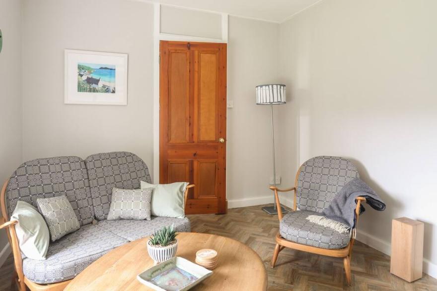GLANFFRWD, pet friendly, with a garden in Pwllheli