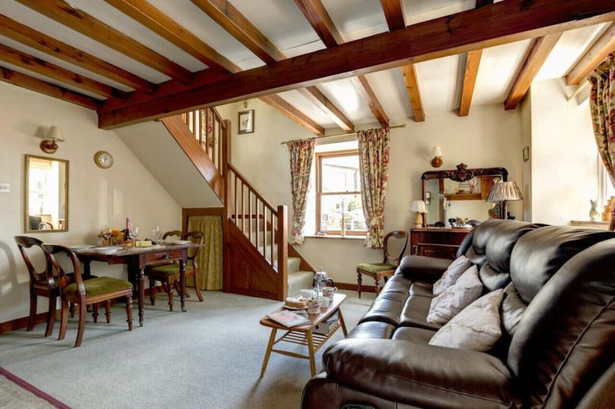 East Cottage - Two Bedroom House, Sleeps 4