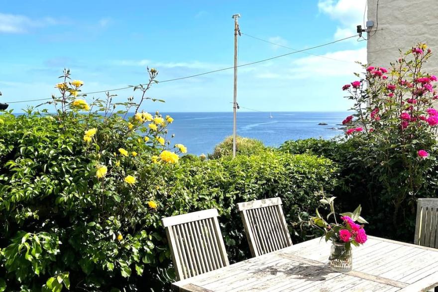 Mousehole Cottage, stylish with sea views, parking & close to village centre