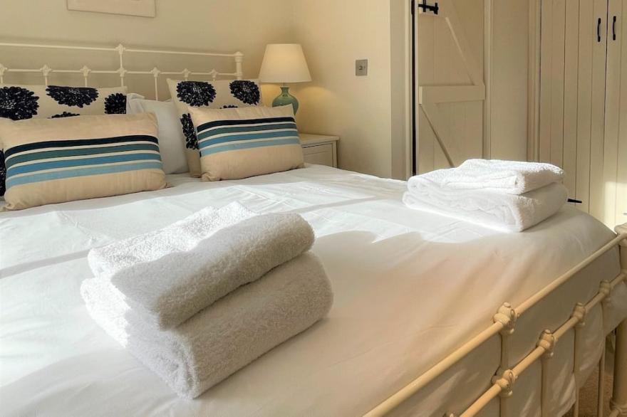 Mousehole Cottage, stylish with sea views, parking & close to village centre