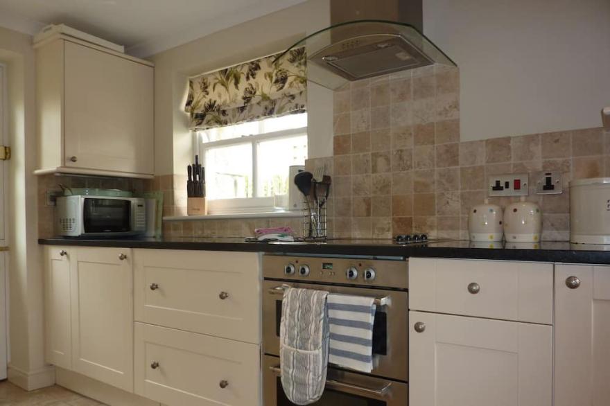 Mousehole Cottage, stylish with sea views, parking & close to village centre