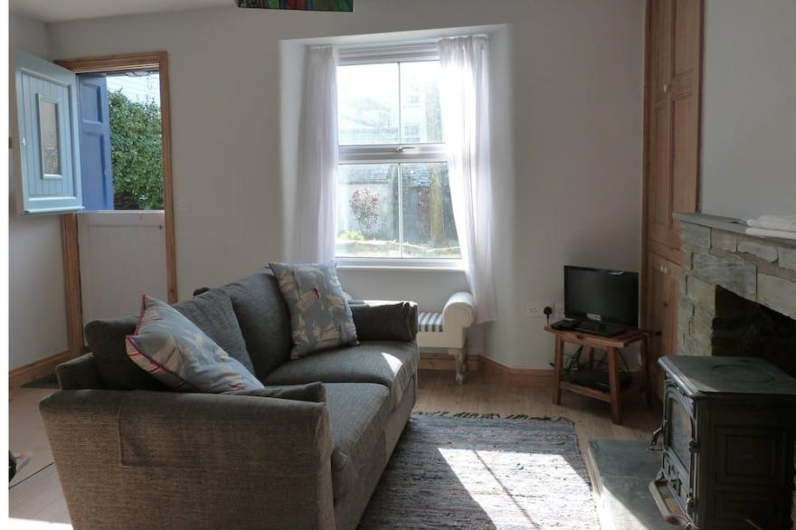 Waterside Fisherman's Cottage in the heart of the village - WITH FREE WIFI