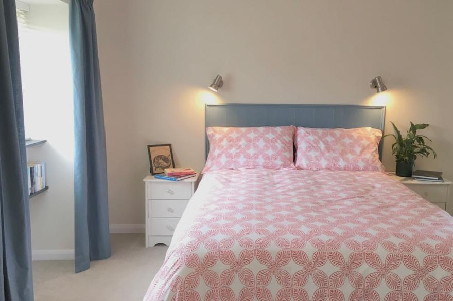Stylish 3-bedroom Brea Cottage - with Hot-tub & Close to Beaches