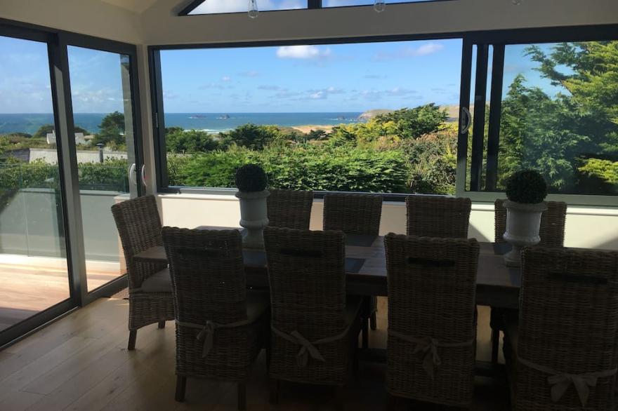 Luxury Holiday Home, Sea Views, Heated Pool, Hot Tub; Close to beaches & Golf