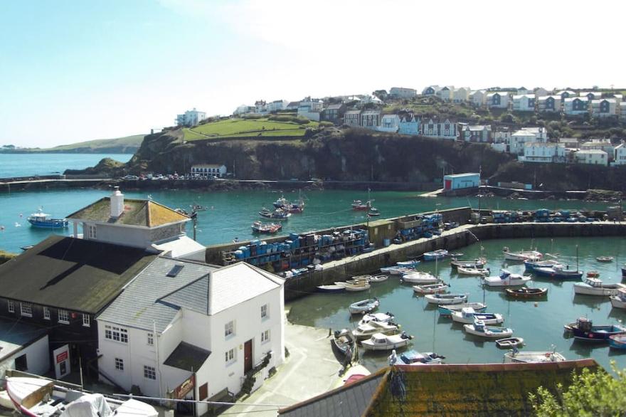 Cosy cottage with stunning sea and harbour views
