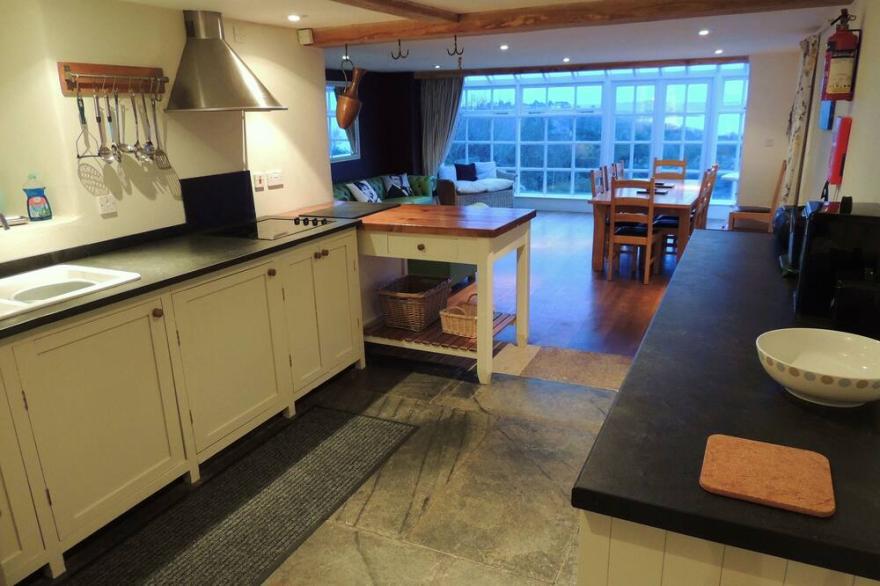 Family detached House, Sea Views, Beach, Golf Club, Eden Project, Short Breaks