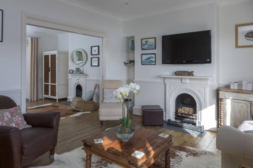 Luxury holiday home in the heart of Fowey, stunning views close to town & beach
