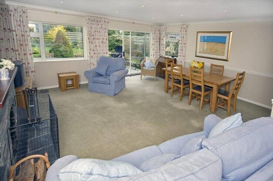 4-Star Family Home in Rock: private garden, WiFi, walk to beach & pet friendly