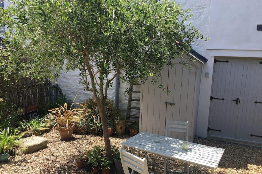 Stylish, contemporary cottage for two close to the sea, beaches and village pub