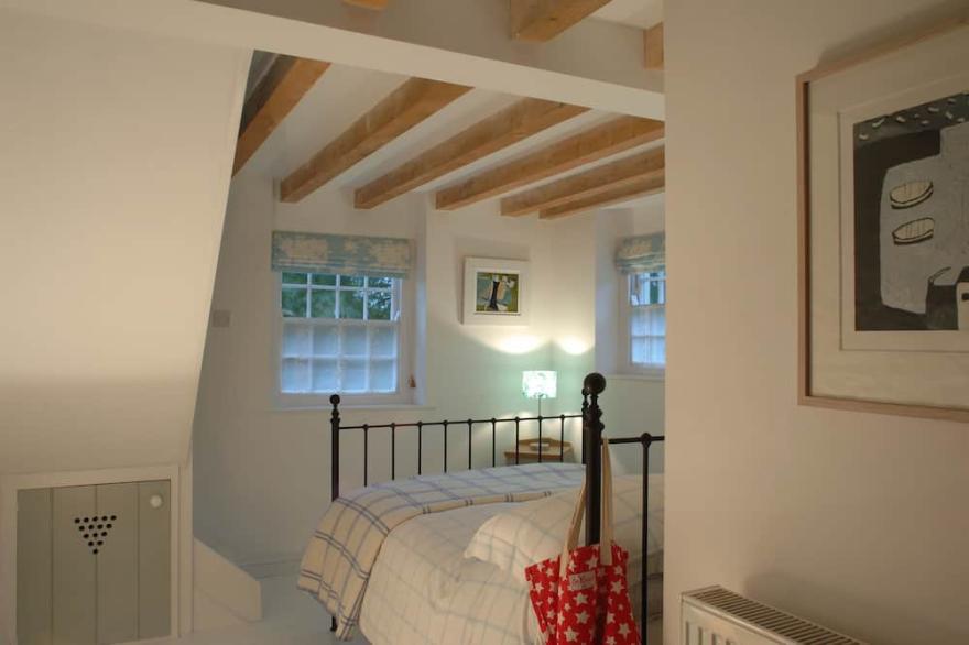 Stylish, contemporary cottage for two close to the sea, beaches and village pub