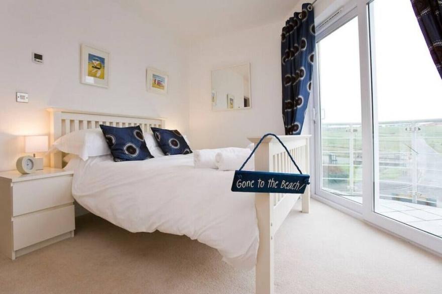 Beautiful townhouse within walking distance of Crooklets Beach!