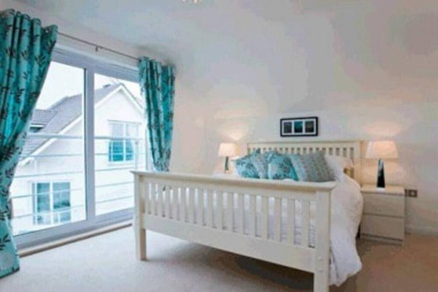 Beautiful townhouse within walking distance of Crooklets Beach!