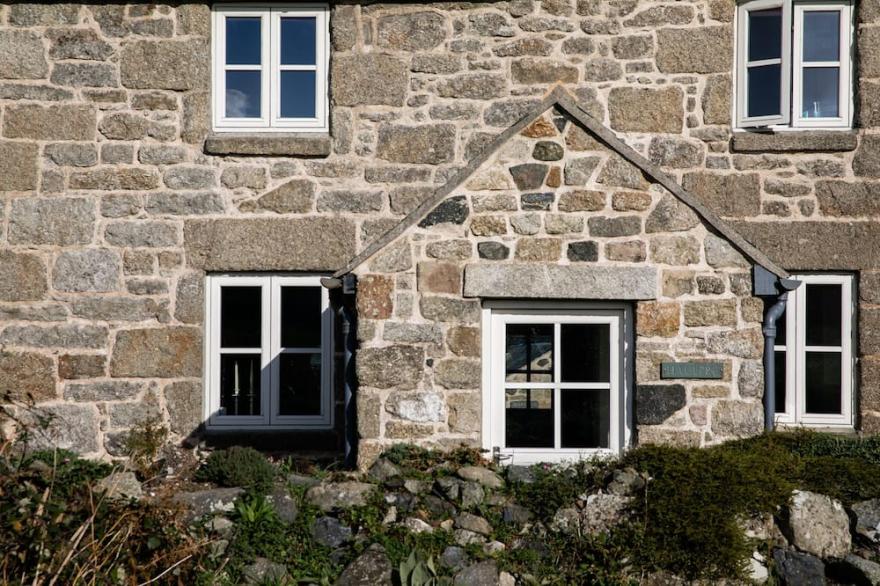Sea views - 5 min from St Ives. Stylishly furnished, walled garden. Sleeps 6