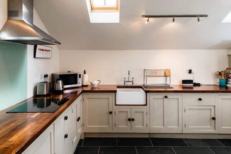 Sea views - 5 min from St Ives. Stylishly furnished, walled garden. Sleeps 6