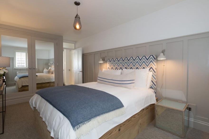 Blue View | St Ives. One bed apartment with car parking and incredible sea views