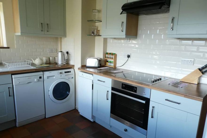 Waterside Cottage Helford River: Boat, View, Foreshore, Garden and no neighbours
