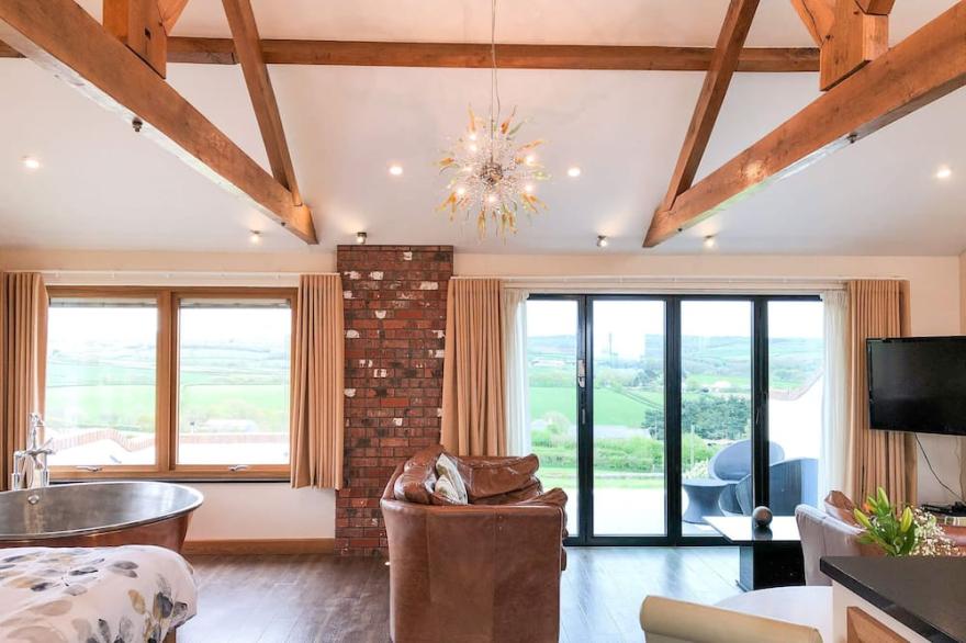 5 star gold award apartment with large copper spa bath