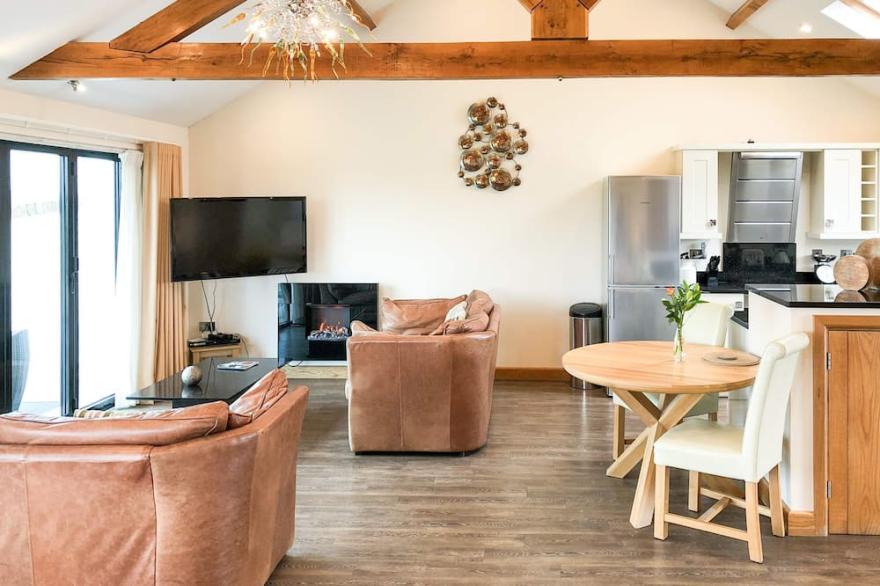5 star gold award apartment with large copper spa bath