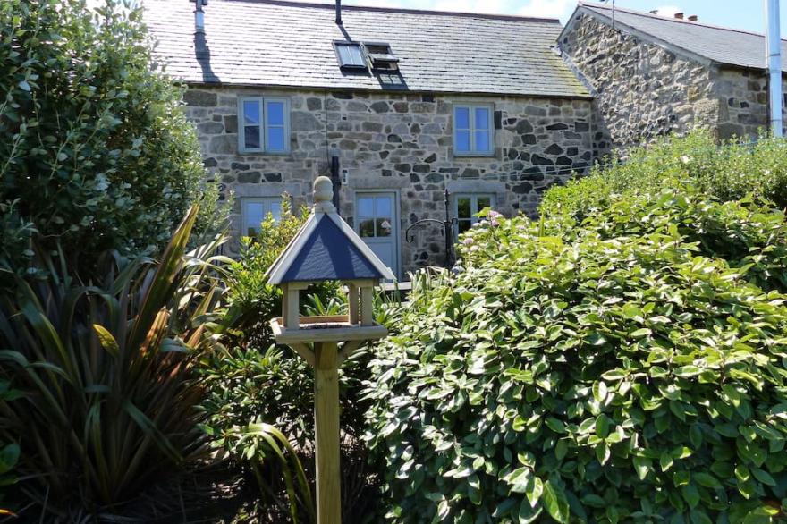 Beautifully furnished Cornish cottage with sea views from all rooms