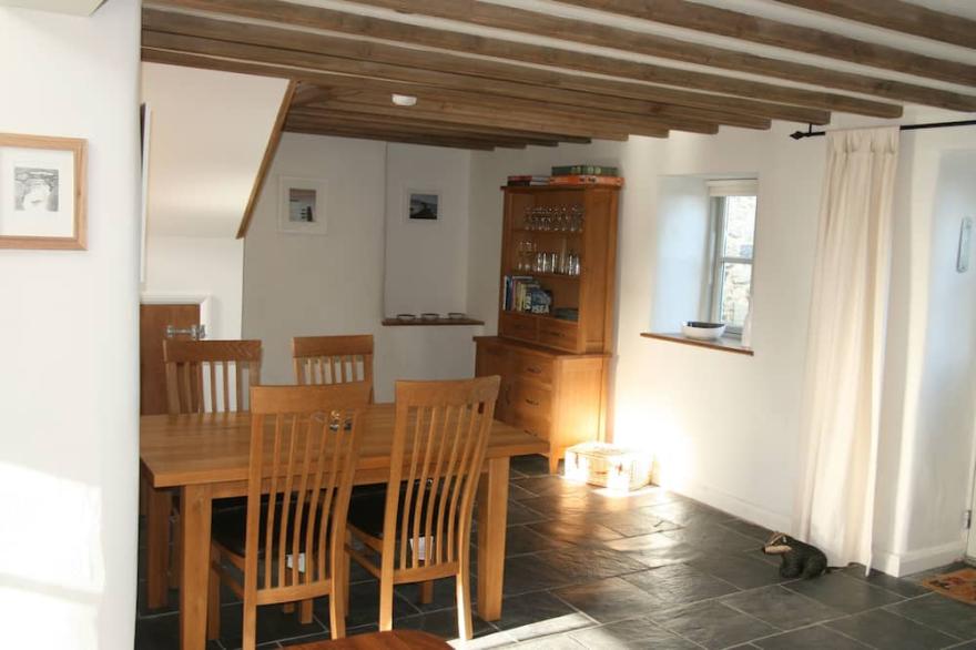 Beautifully furnished Cornish cottage with sea views from all rooms