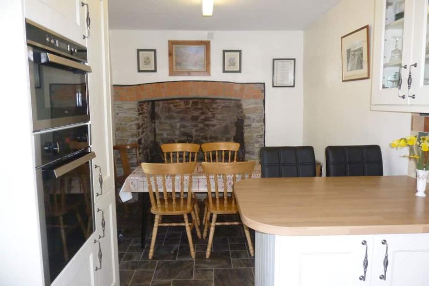 Country cottage near Boscastle  with parking, free WiFi & 6ft Bed
