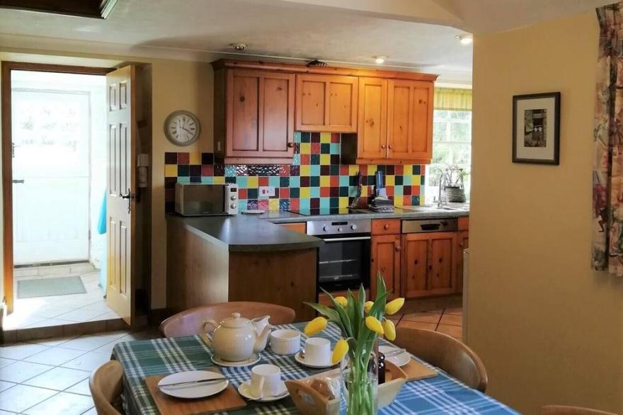 Cottage with large private garden, surrounded by farmland. Family & dog friendly