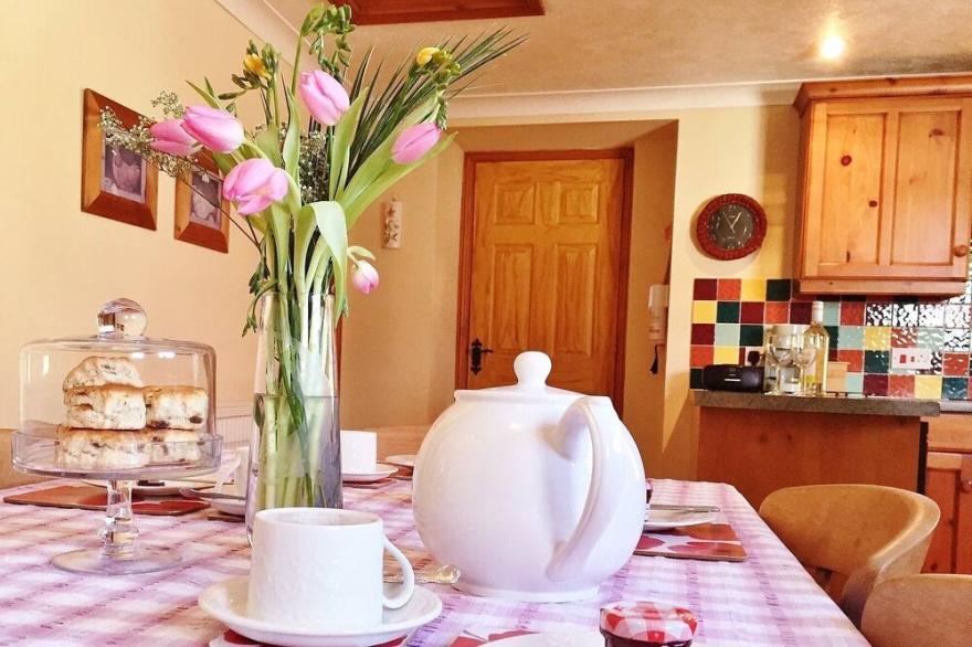 Cottage with large private garden, surrounded by farmland. Family & dog friendly