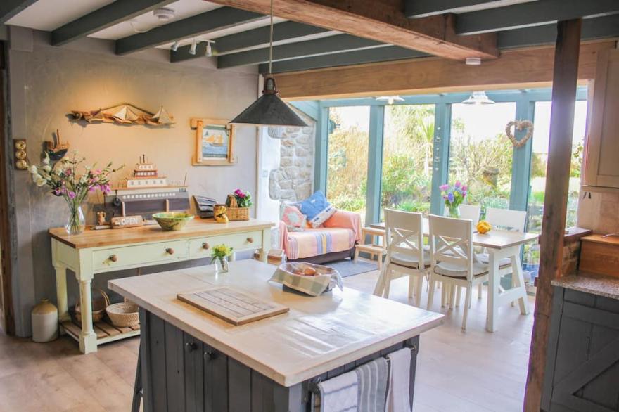 Cornish Farm House, with stunning gardens, and parking for 3 cars