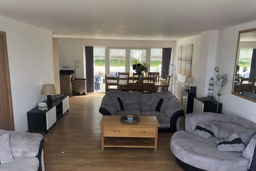 4 Bed House two minutes from the beach